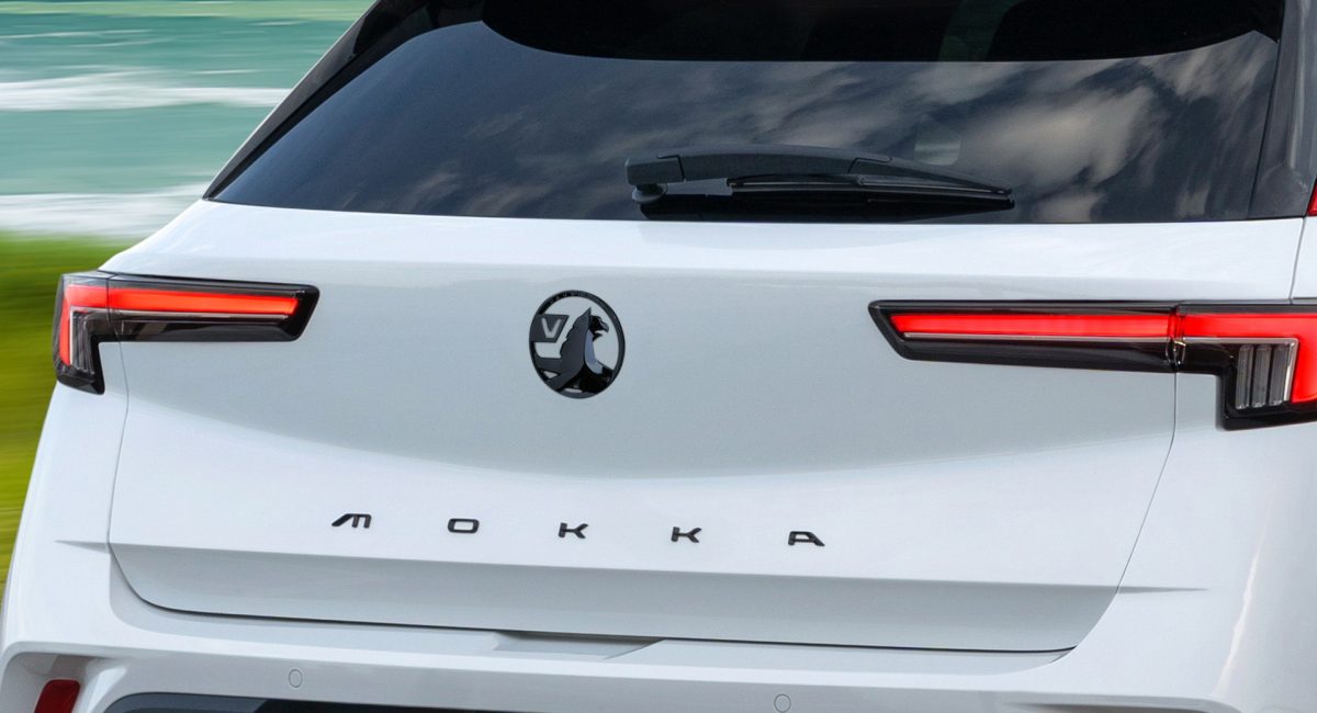 Vauxhall logo op auto